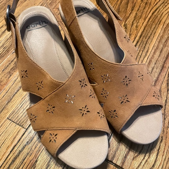 Earth Tan wedge upper heels  with Star Perforations size 9w - Picture 1 of 13